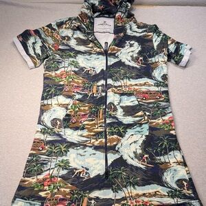 One piece brand hooded short leg and short sleeve towel jumpsuit.
Size XXL.